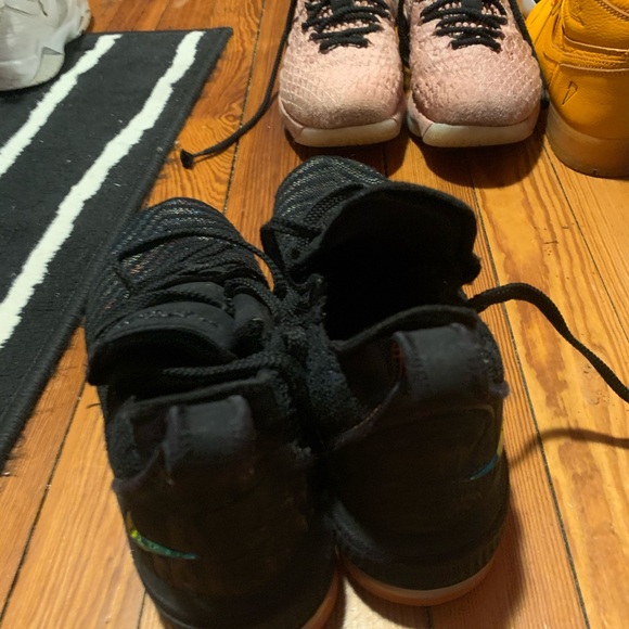 lebron 16 size 7y - Picture 4 of 5